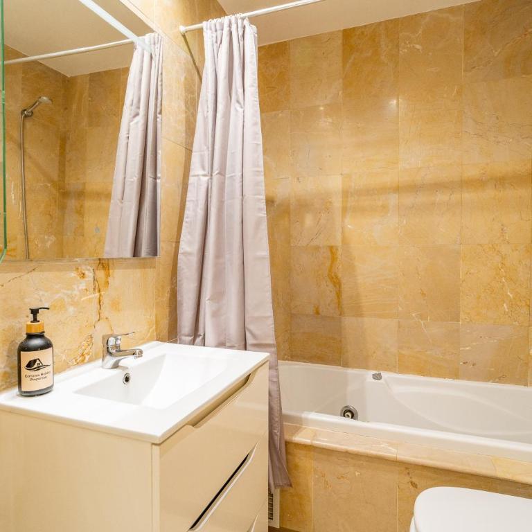 2-Bedroom Beachside Apartment with Private Parking, Estepona Centre - Apartamento de 2 dormitorios - 33