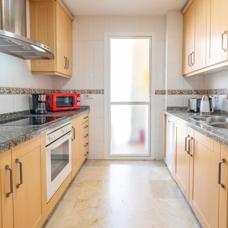 2-Bedroom Beachside Apartment with Private Parking, Estepona Centre - Apartamento de 2 dormitorios - 26