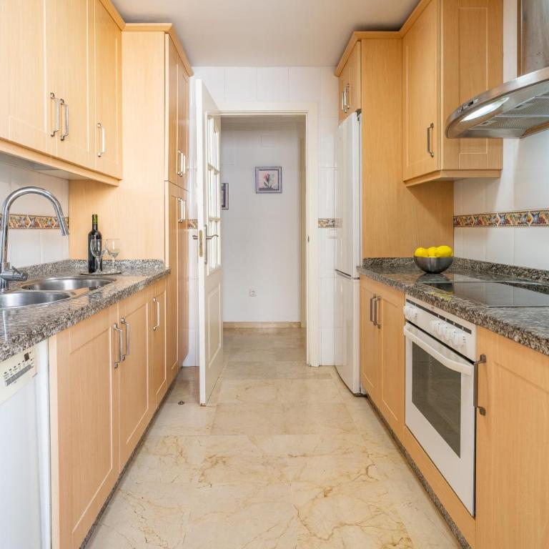 2-Bedroom Beachside Apartment with Private Parking, Estepona Centre - Apartamento de 2 dormitorios - 28