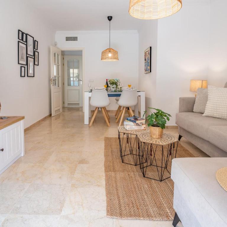 2-Bedroom Beachside Apartment with Private Parking, Estepona Centre - Apartamento de 2 dormitorios - 9