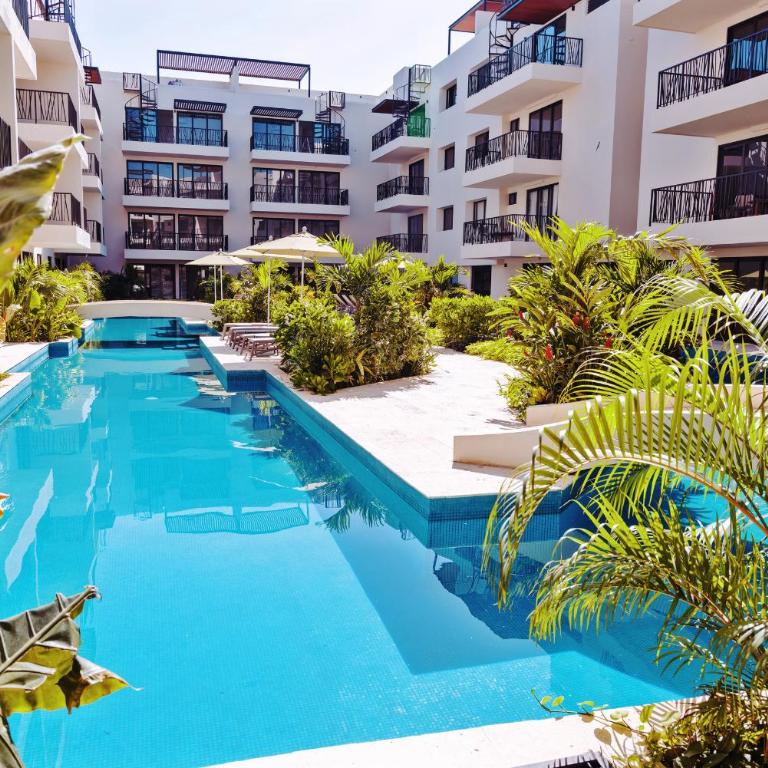 1 BedRoom with King Bed and Balcony with Amenities View - Apartment with Balcony - 17