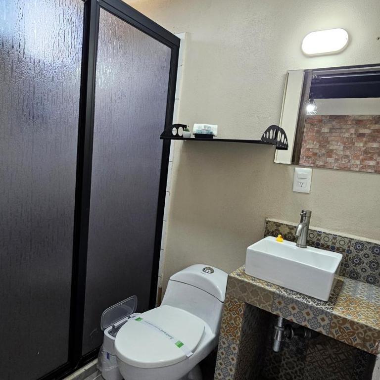 R03 MID STUDIO at ITESM CEM Full Services, Shared-Kitchen, Fridge ,Laundry, Smart TV, Parking, Balcony - Habitación Doble con baño privado - 1 o 2 camas - 20