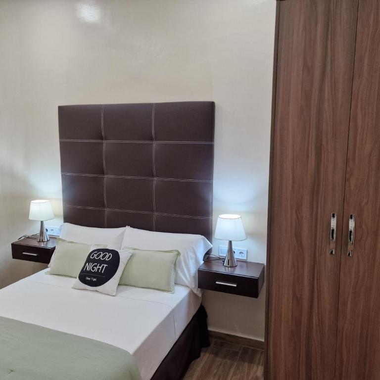 Front Arc - Double Room with Private Bathroom - 2