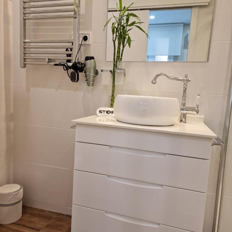 Front Arc - Double Room with Private Bathroom - 4