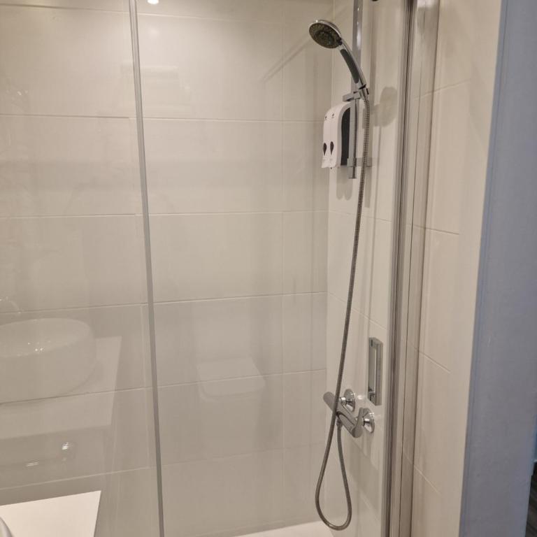 Front Arc - Double Room with Private Bathroom - 5