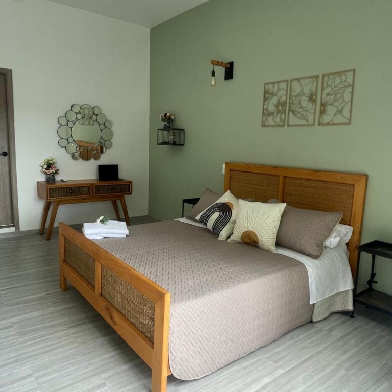 Santa Elena Lake House - Vacation Home - 3