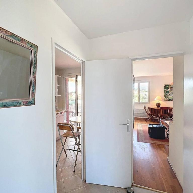 Appartement lumineux près de la plage avec parking sécurisé à Saint-Cyr-sur-Mer - FR-1-770-49 - Appartement - 5