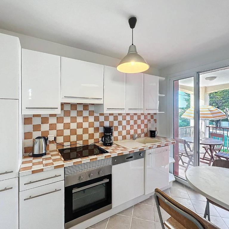 Appartement lumineux près de la plage avec parking sécurisé à Saint-Cyr-sur-Mer - FR-1-770-49 - Appartement - 6