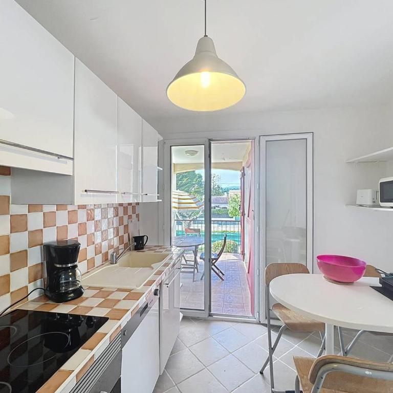 Appartement lumineux près de la plage avec parking sécurisé à Saint-Cyr-sur-Mer - FR-1-770-49 - Appartement - 7