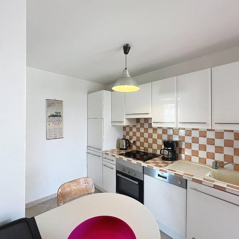 Appartement lumineux près de la plage avec parking sécurisé à Saint-Cyr-sur-Mer - FR-1-770-49 - Appartement - 9