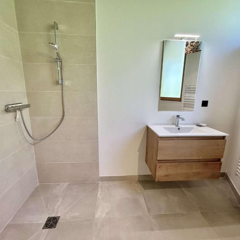 Appartement 3 Pièces, 4-6 Couchages, Vue Montagne, Parking Privé - FR-1-597-192 - Appartement - 11