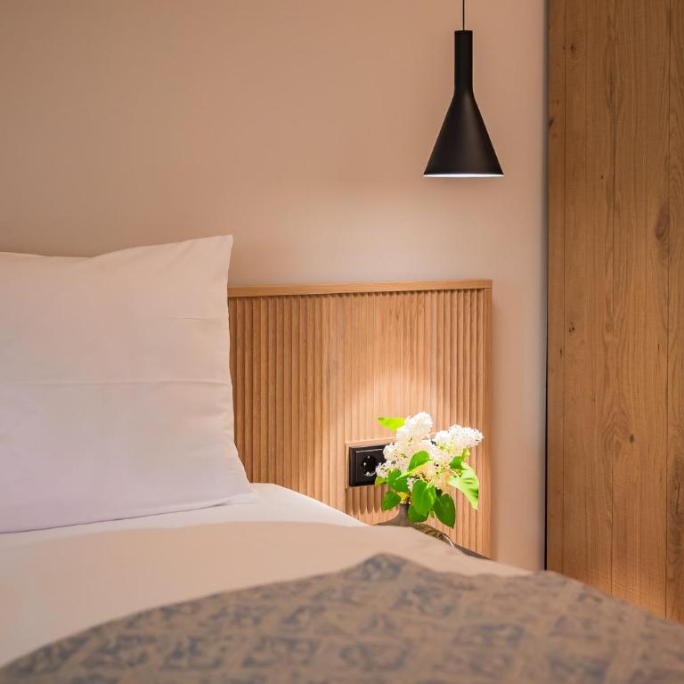 Gutshotel Menterschwaige - Heritage Boutique Hotel with Timless Elegance - Standard Doppelzimmer - 4