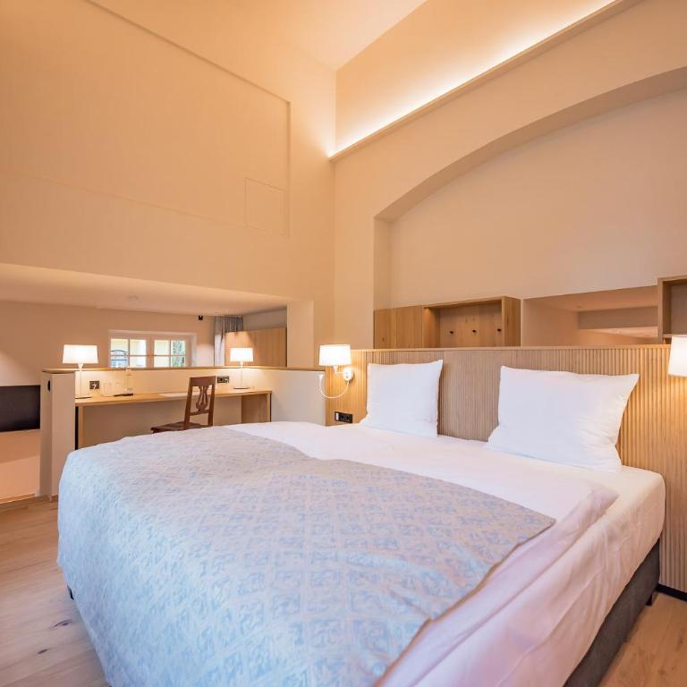Gutshotel Menterschwaige - Heritage Boutique Hotel with Timless Elegance - Superior Suite - 5