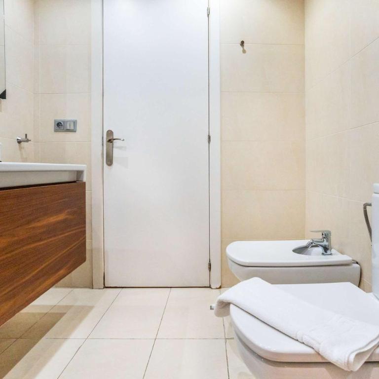 The Collection Barcelona - Pl Universitat Comfortable 3BD with private patio - Apartment - 16