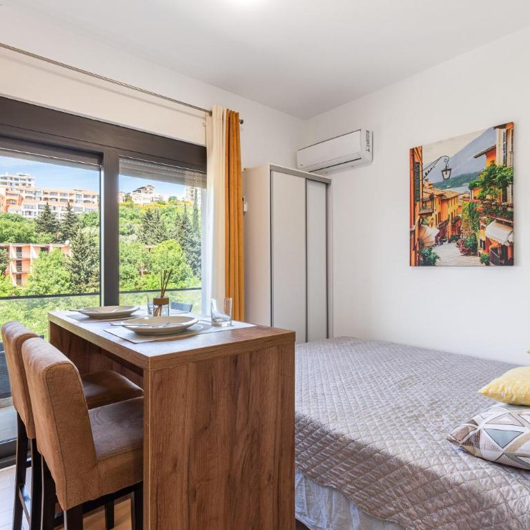 Summer Nest Studio in Becici - Studio Apartment with Balcony - 1
