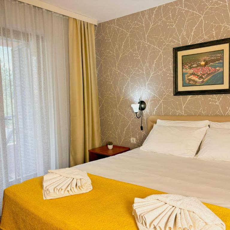 Central Hotel & Restaurant - Dvokrevetna Soba sa Bračnim Krevetom - 10