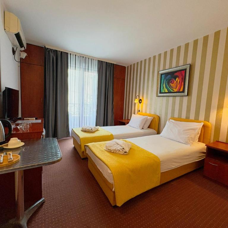 Central Hotel & Restaurant - Dvokrevetna Soba sa Zasebnim Krevetima i Balkonom - 1