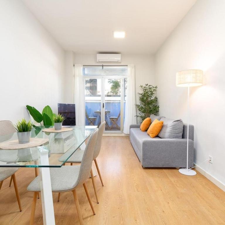 Beachside Apartment Valencia Ideal for Digital Nomads - Two-Bedroom Apartment with Balcony - 1