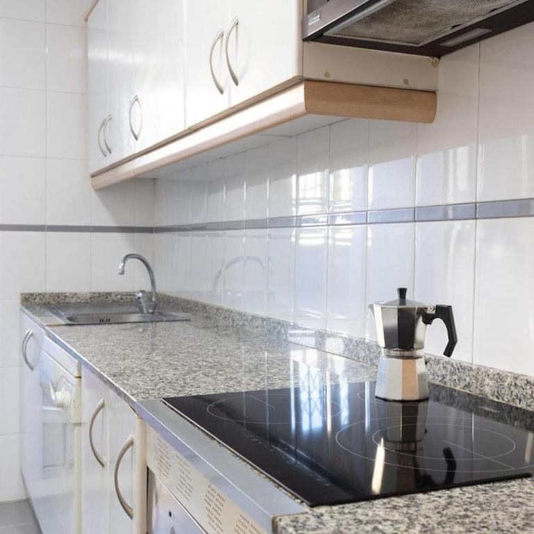 Beachside Apartment Valencia Ideal for Digital Nomads - Two-Bedroom Apartment with Balcony - 8