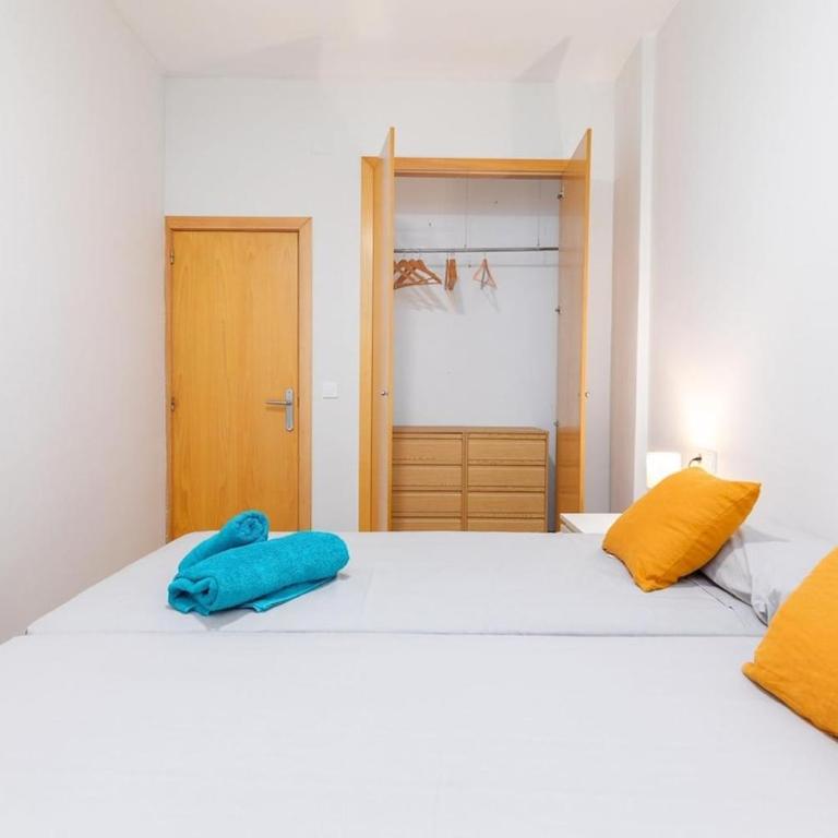 Beachside Apartment Valencia Ideal for Digital Nomads - Two-Bedroom Apartment with Balcony - 9
