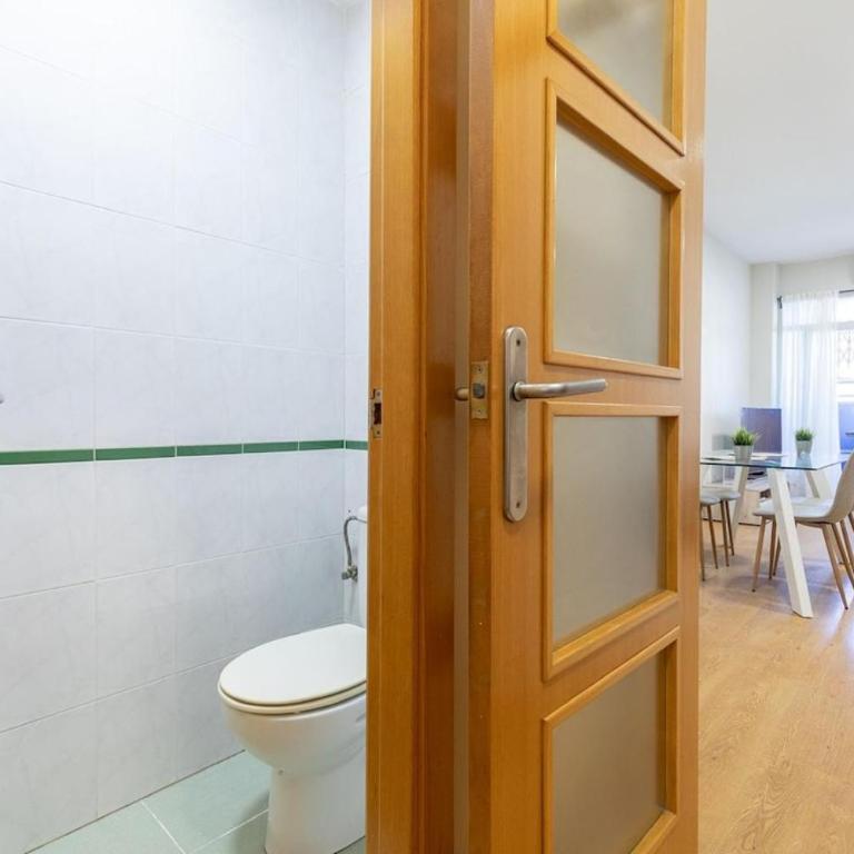 Beachside Apartment Valencia Ideal for Digital Nomads - Two-Bedroom Apartment with Balcony - 12