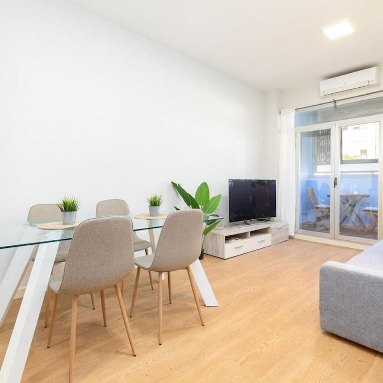 Beachside Apartment Valencia Ideal for Digital Nomads - Two-Bedroom Apartment with Balcony - 16