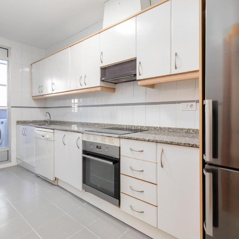 Beachside Apartment Valencia Ideal for Digital Nomads - Two-Bedroom Apartment with Balcony - 18