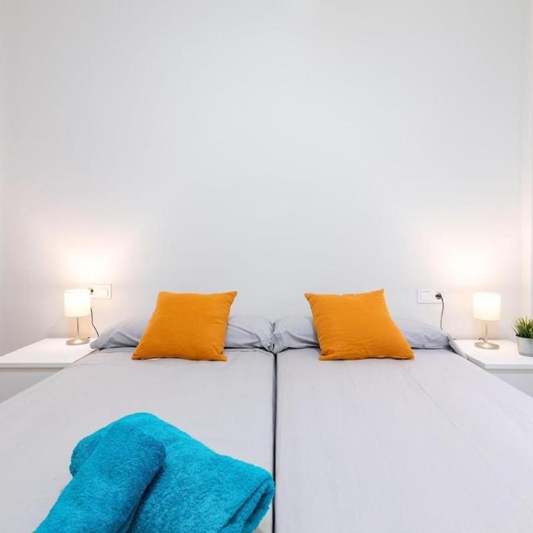 Beachside Apartment Valencia Ideal for Digital Nomads - Two-Bedroom Apartment with Balcony - 29