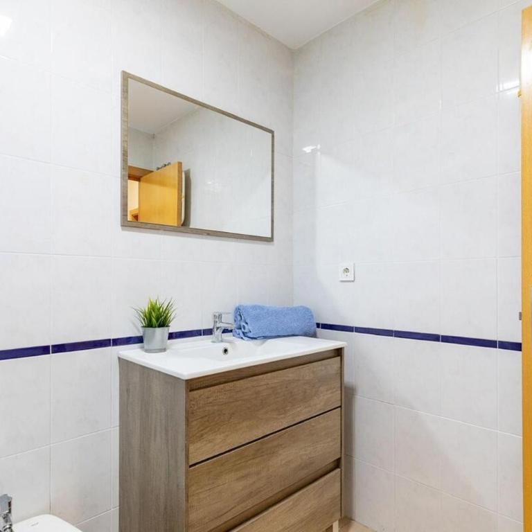 Beachside Apartment Valencia Ideal for Digital Nomads - Two-Bedroom Apartment with Balcony - 36