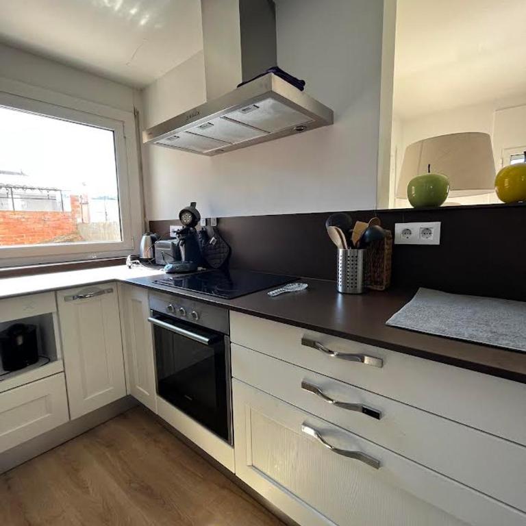 Appartement moderne Centre ville 50 metres de la mer Rosas - Apartamento de 3 dormitorios - 4