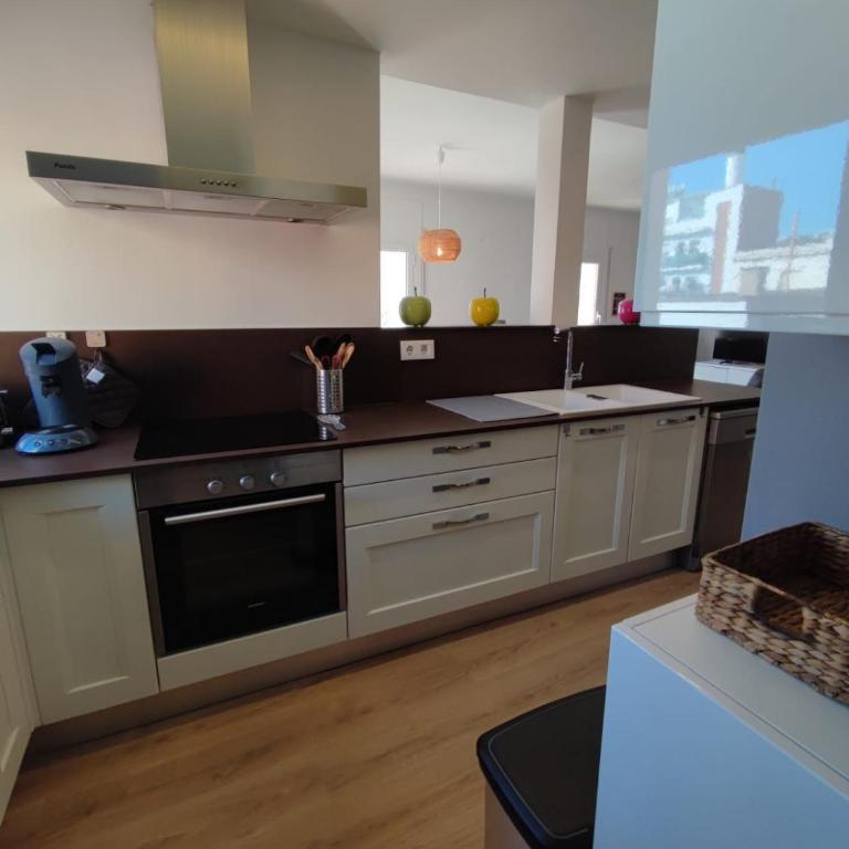 Appartement moderne Centre ville 50 metres de la mer Rosas - Apartamento de 3 dormitorios - 8