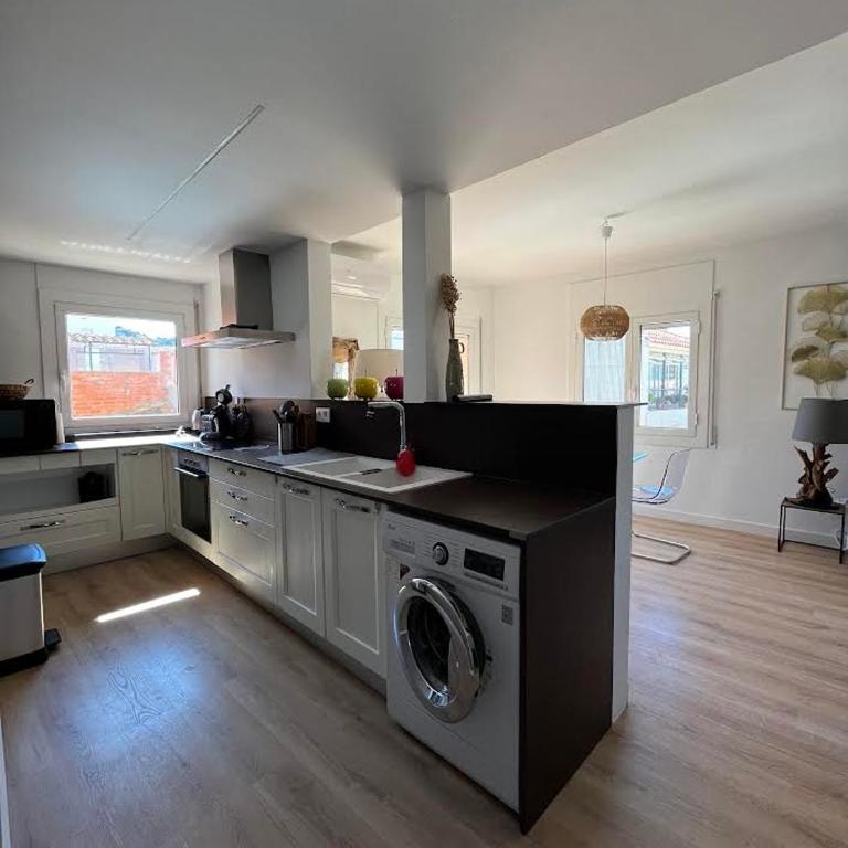 Appartement moderne Centre ville 50 metres de la mer Rosas - Apartamento de 3 dormitorios - 14