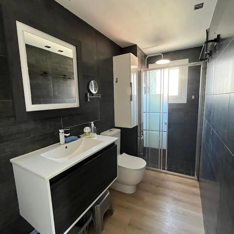 Appartement moderne Centre ville 50 metres de la mer Rosas - Apartamento de 3 dormitorios - 15