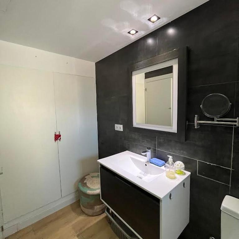 Appartement moderne Centre ville 50 metres de la mer Rosas - Apartamento de 3 dormitorios - 24