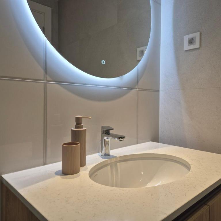 Q4, flat near Gallery shopping mall with garage - One-Bedroom Apartment - 4