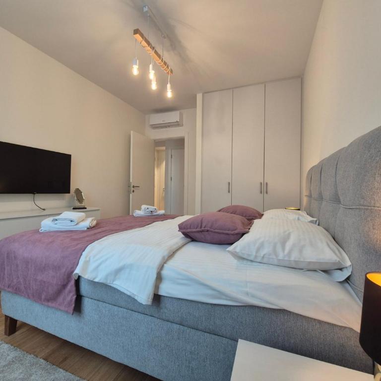 Q4, flat near Gallery shopping mall with garage - One-Bedroom Apartment - 16
