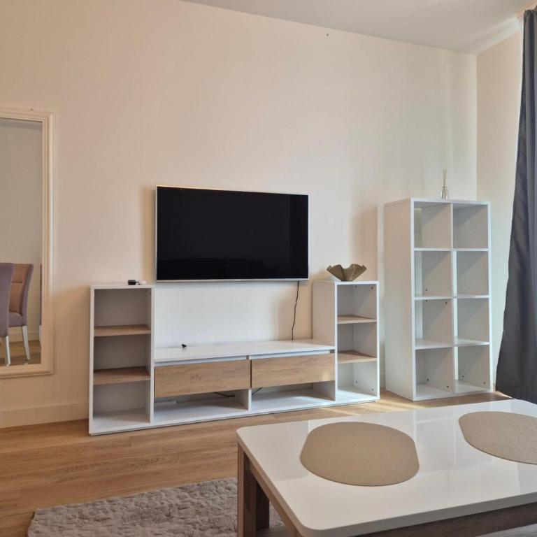 Q4, flat near Gallery shopping mall with garage - One-Bedroom Apartment - 26