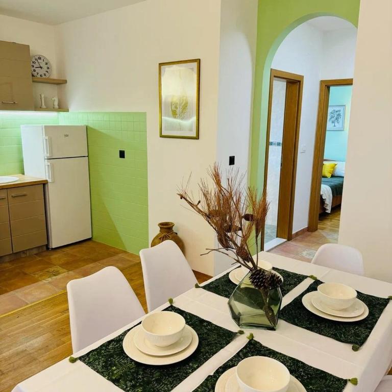 Mango Apartments Petrovac - One-Bedroom Apartment with Sea View - 5