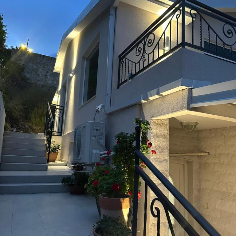 Apartman Maja - Two-Bedroom Apartment with Balcony - 1