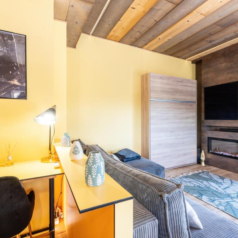 Appartement avec piscine & terrasse vue montagne - Two-Bedroom Apartment - 9