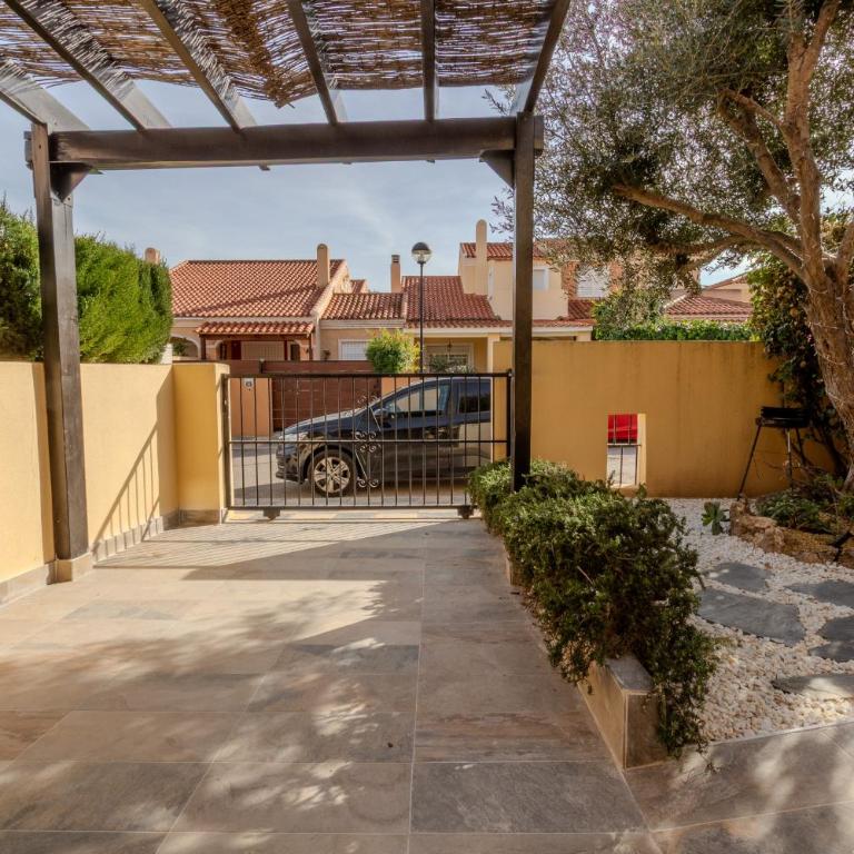 Arena Marina - Pool and relaxation near the airport - Three-Bedroom Apartment - 75