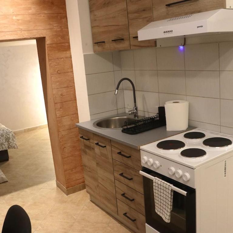 Modern Apartment with Jacuzzi in Novi Sad Center - Apartman sa 2 Spavaće Sobe - 22