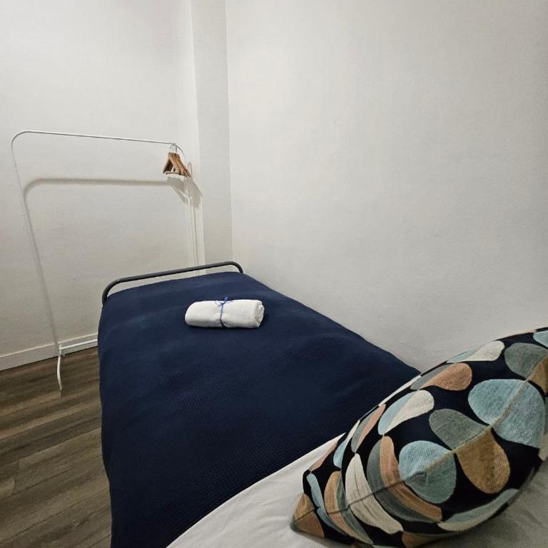 Five Room Family Flat Near Ramblas - Apartment with Balcony - 16