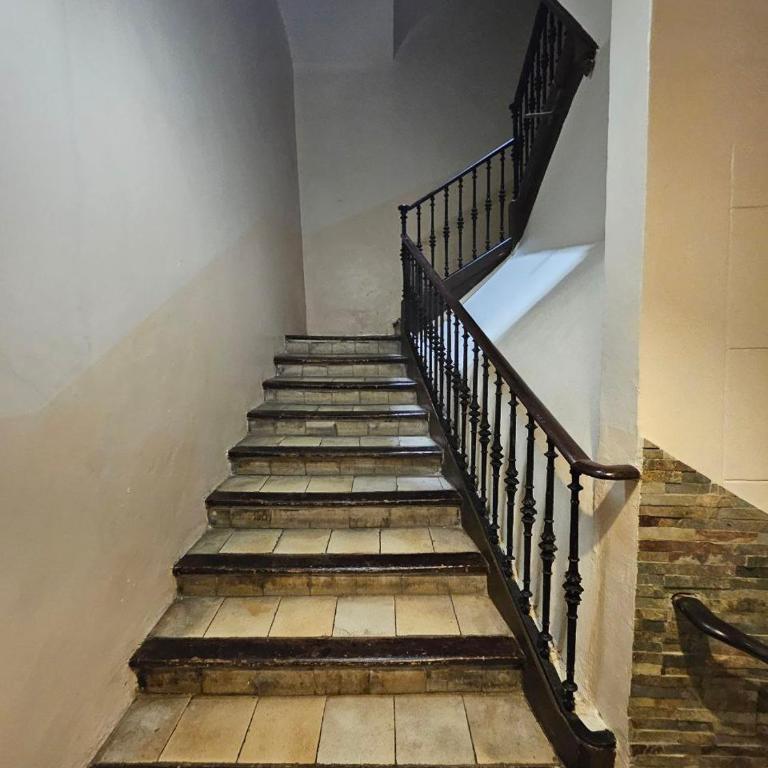 Five Room Family Flat Near Ramblas - Apartment with Balcony - 21