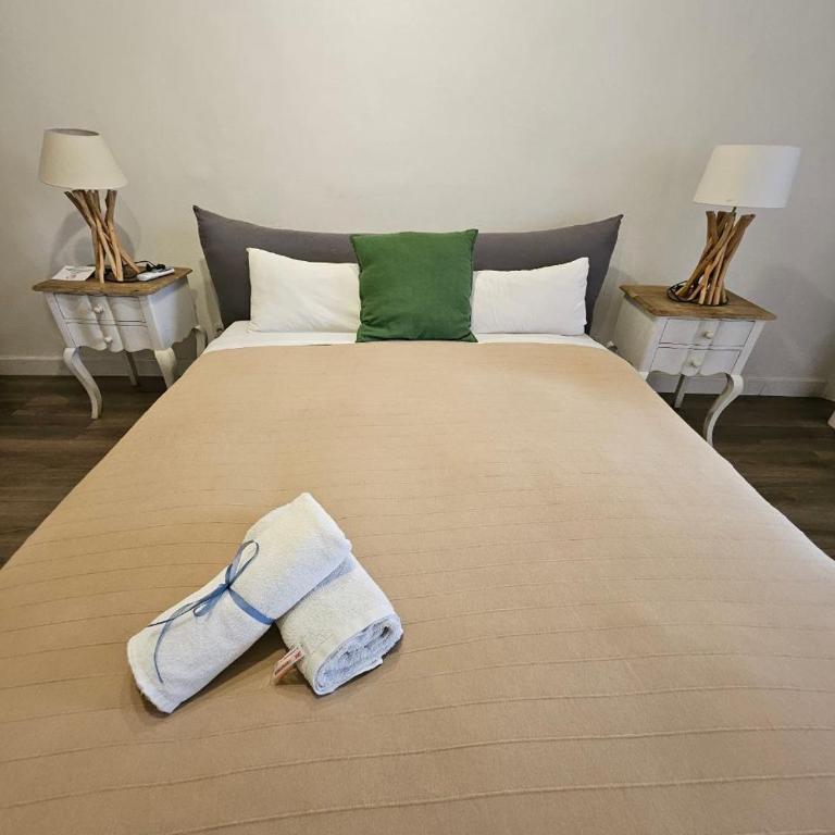 Five Room Family Flat Near Ramblas - Apartment with Balcony - 11