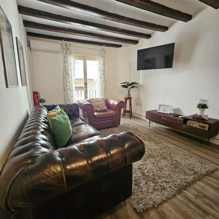 Five Room Family Flat Near Ramblas - Apartment with Balcony - 14