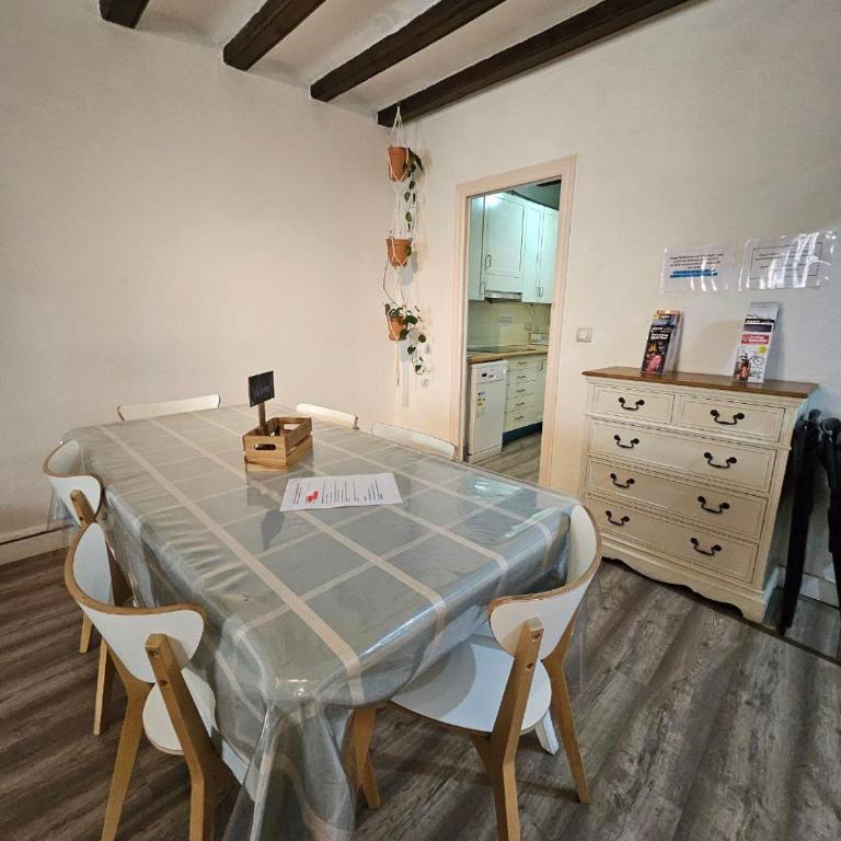 Five Room Family Flat Near Ramblas - Apartment with Balcony - 19
