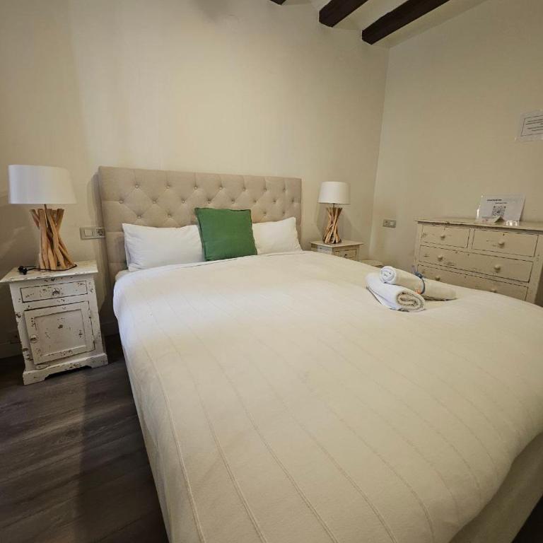 Five Room Family Flat Near Ramblas - Apartment with Balcony - 22