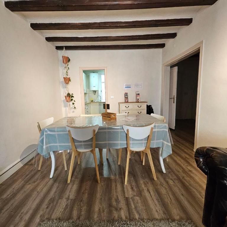 Five Room Family Flat Near Ramblas - Apartment with Balcony - 37