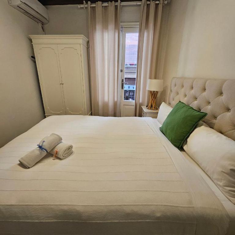 Five Room Family Flat Near Ramblas - Apartment with Balcony - 32